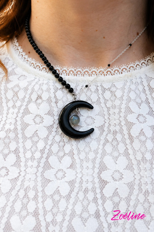 Collier Sélène, en onyx AA et labradorite AA, pierres naturelles, porté en extérieur — Zoéline