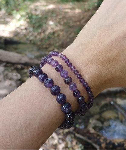 Bracelet améthyste naturelle AAA, porté poignet en lumière extérieure, perles de 4, 6 ou 8mm — Zoéline