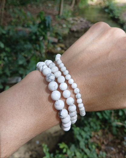 Bracelet howlite + jade australien, pierres naturelles, porté poignet en lumière extérieure, perles 4, 6 ou 8mm — Zoéline