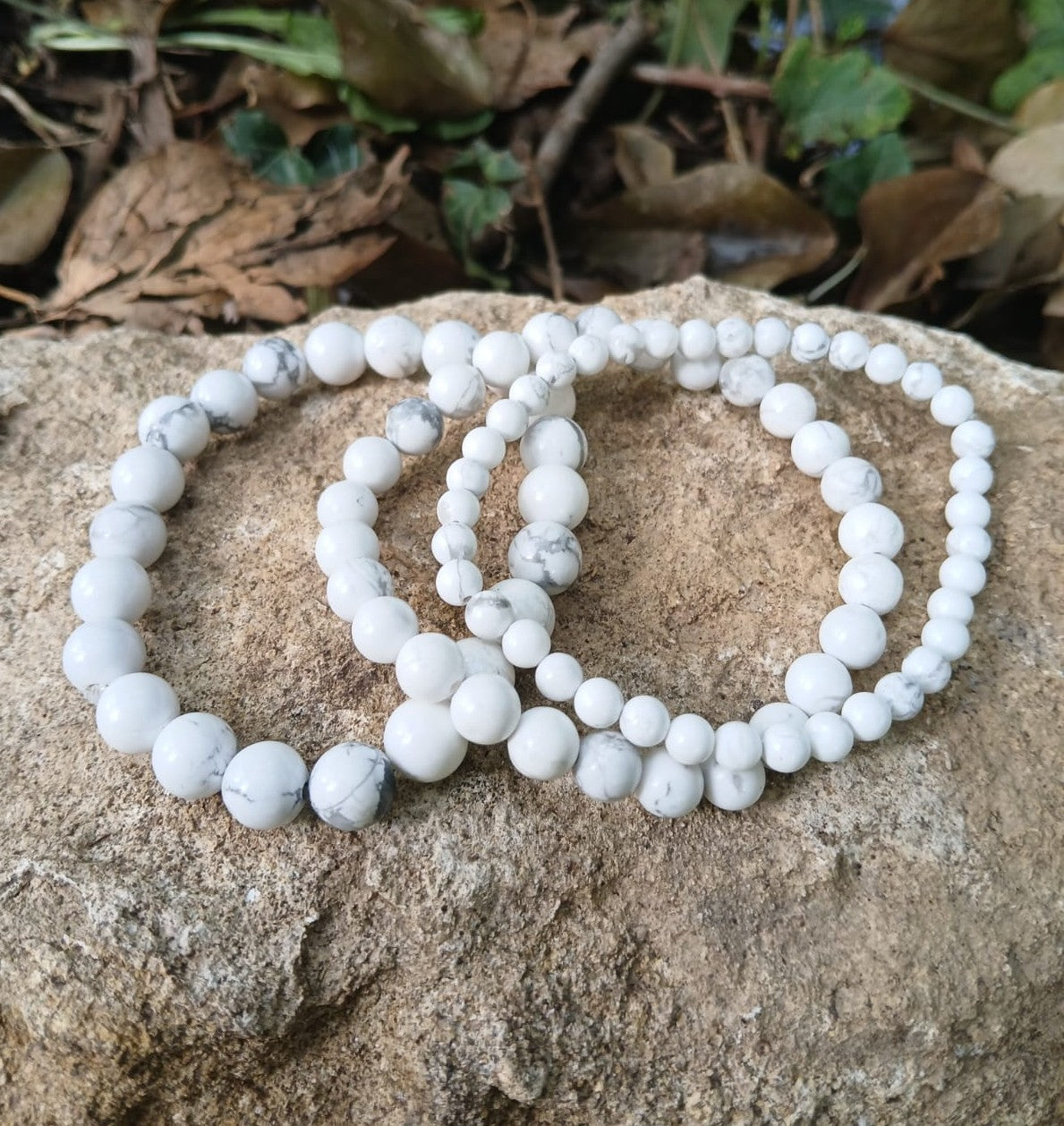 Bracelet howlite naturelle, en lumière extérieure, perles 4, 6 ou 8mm — Zoéline