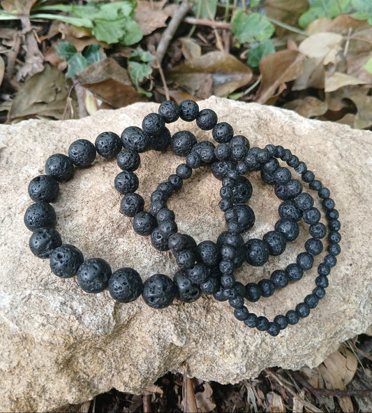 Bracelet pierre de lave naturelle, en lumière extérieure — Zoéline