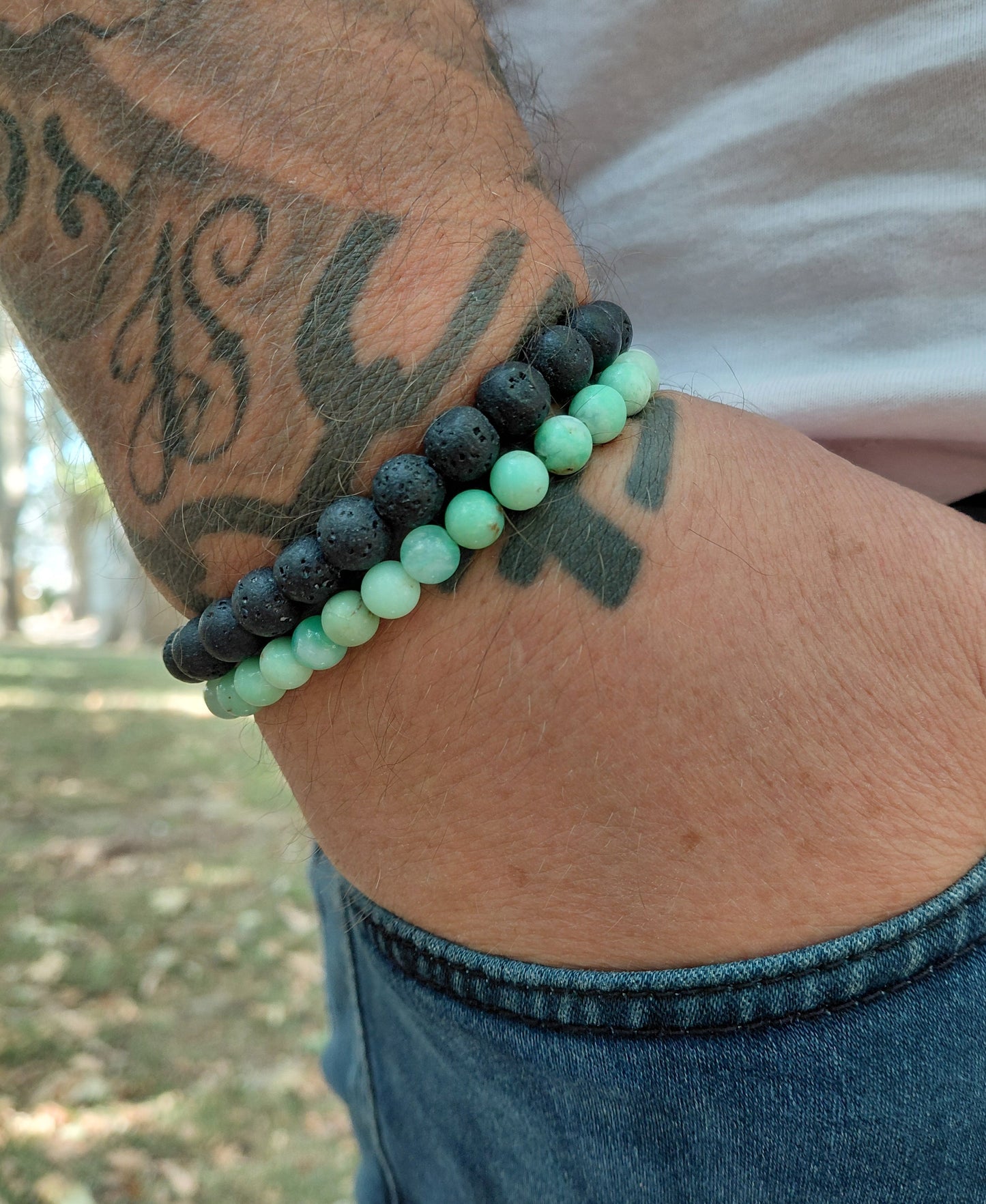 Bracelet chrysoprase naturelle AAA + bracelet pierre de lave, porté homme en lumière extérieure, perles 6 et mm — Zoéline
